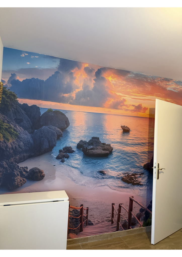 Chambre après pose d'un papier peint panoramique plage couché du soleil, décoration par Les Décos de Salty
